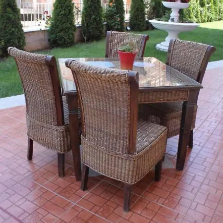 Rose Garden Apartment 10 *