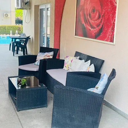 Rose Garden Apartment 10 *