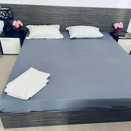Rose Garden Apartment 10 *