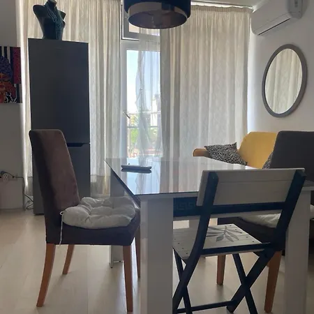 Διαμέρισμα Rose Garden Apartment 10 *