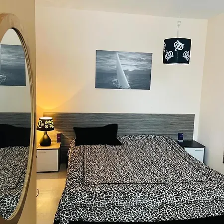 Διαμέρισμα Rose Garden Apartment 10 *
