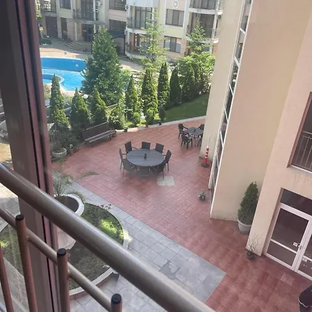 Διαμέρισμα Rose Garden Apartment 10 *